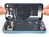 Das Apple iPhone 14 lässt sich leichter reparieren als das iPhone 13 – zumindest in der Theorie. (Bild: iFixit)