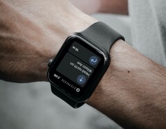 Google Maps ist ab sofort wieder auf der Apple Watch verfügbar, die App kann aber weit weniger als Apple Maps. (Bild: Google / Klim Musalimov)
