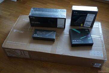 Verpackung Tisch (großes Paket) und Zubehör (Montorarme, Laptophalter, RGB-LED, Cable-Management