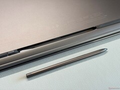 ...zwischen den vorderen Gummifüßen...