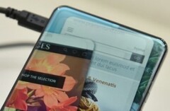 Ein dreifach randloses Display mit IGZO-Full-HD-Panel hat Sharp auf der Ceatech gezeigt.