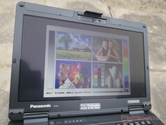 Draußen an einem hellen, bewölkten Tag