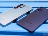 Der Nachfolger des Galaxy S25 Edge (im Bild rechts) soll eine neue 50 Ultraweitwinkel-Kamera erhalten. (Bildquelle: Notebookcheck)