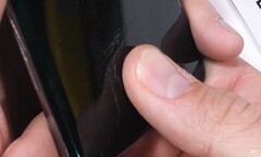 Tiefe Kratzer oder ein Glasbruch verursachen einen Totalausfall des Ultraschallsensors im Galaxy S10-Display.