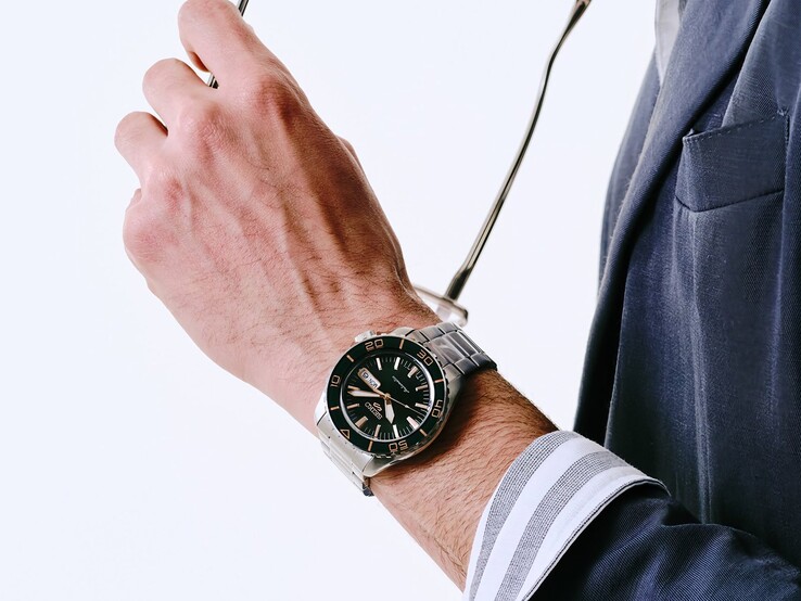 Seiko 5 Sports SKX HDB005 am Handgelenk einer Person