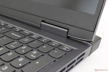 Die überstehende Rückseite verbessert die Kühlung, allerdings auf Kosten von Größe und Gewicht