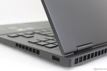 Die Rückseite steht nicht so sehr heraus wie beim Lenovo Legion oder Asus ROG