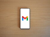 Smartphone mit Gmail-Logo auf einem Holztisch