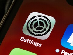 Nahaufnahme des Einstellungen-Symbols auf einem iPhone-Bildschirm