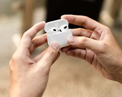 Apple kann die Firmware von AirPods jetzt für Kunden ohne andere Apple-Geräte aktualisieren. (Bild: Screen Post)