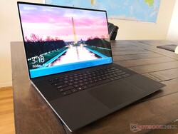 Das Dell XPS 17 hat angesichts der verbauten Komponenten ein sehr dünnes Gehäuse.