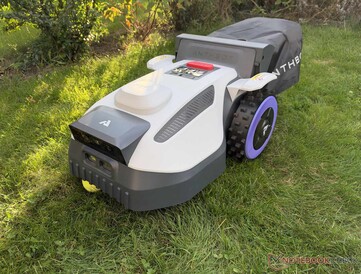 Hier fällt ein Tennisball dem Anthbot N8 zum Opfer - die Hinderniserkennung hat dies nicht verhindert.