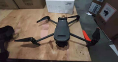 Zwei neue Fotos der noch unveröffentlichten DJI Mavic 3 geben Ausschluss über das neue Design der Drohne. (Bild: DroneDJ)