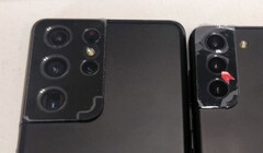Samsung Galaxy S21 Ultra (links) und Samsung Galaxy S21+ (rechts) zeigen ihr neues Kamera-Design im ersten Real Life Photo.