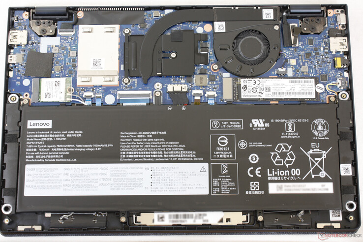 Die untere Abdeckung lässt sich leicht abnehmen. Der Arbeitsspeicher ist jedoch nicht vom Benutzer aufrüstbar