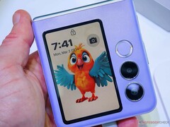 Das Nubia Flip 2 erhält ein wesentlich größeres Zweitdisplay als sein Vorgänger. (Bildquelle: Alexander Fagot, Notebookcheck)