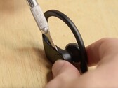 iFixit hält Reparaturen der Powerbeats Pro für extrem schwierig. (Bild: iFixit)