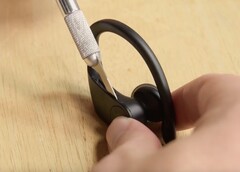 iFixit hält Reparaturen der Powerbeats Pro für extrem schwierig. (Bild: iFixit)