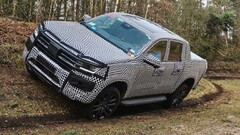 Der hier als Erlkönig zu sehende VW Amarok könnte in absehbarer Zukunft auch als vollelektrischer Pickup-Truck angeboten werden (Bild: Volkswagen)