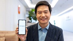 Xiaomi-Boss Lei Jun zeigt ein Smartphone mit HyperOS her, vermutlich bereits das Xiaomi 14 oder Xiaomi 14 Pro. (Bild: Lei Jun)