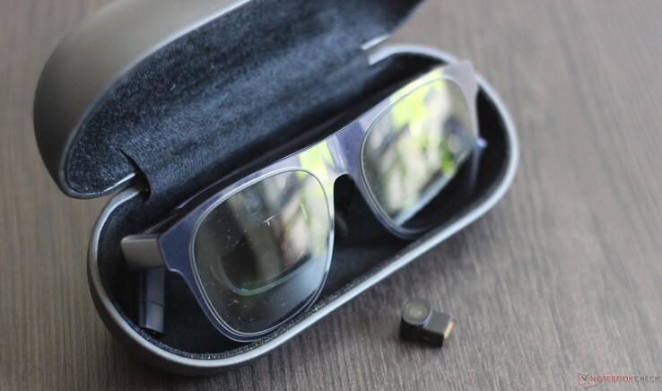 Im Lieferumfang ist ein brauchbares Etui enthalten, zu sehen ist auch die kleine Zusatzkamera Xreal Eye für die Aufnahme und das Tracking