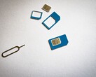 SIM-Karten in drei Größen und eine Auswurfnadel auf weißer Fläche