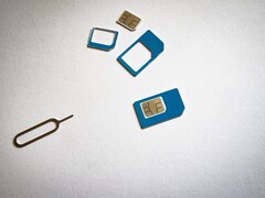 SIM-Karten in drei Größen und eine Auswurfnadel auf weißer Fläche