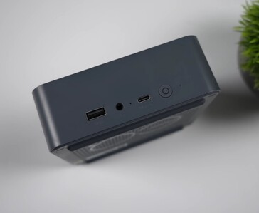 Anschlüsse an der Front des Beelink EQi 304 Mini-PCs