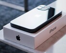 Apple kann Updates installieren, ohne ein iPhone auspacken zu müssen. (Bild: Dennis Cortés)