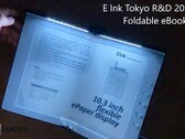 Durch den Falt-Mechanismus muss man auf eine ins Display integrierte Beleuchtung verzichten, E Ink setzt stattdessen auf ein separates Licht. (Bild: Goodereader)