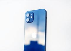 Kein anderes 5G-Smartphone konnte sich im Oktober so gut verkaufen wie das Apple iPhone 12. (Bild:  Vựa Táo)