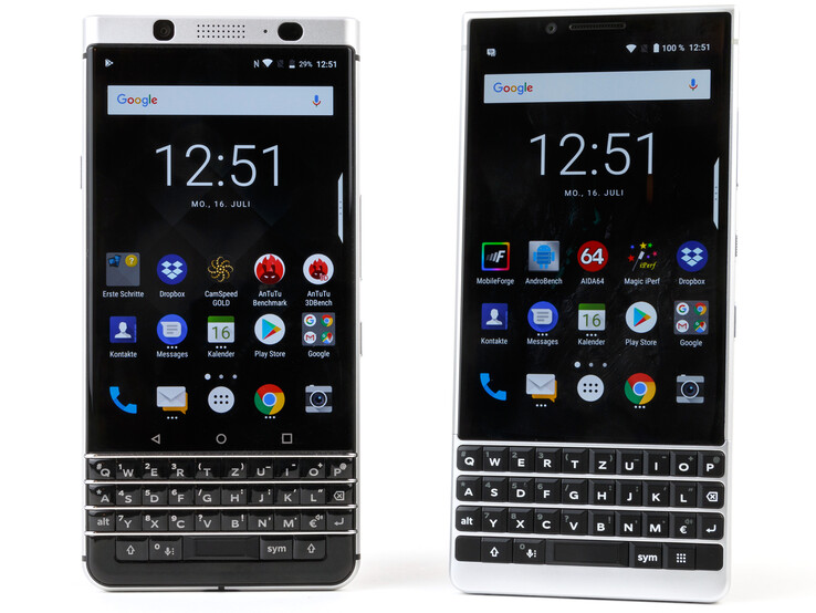 Das BlackBerry KeyOne (links) neben dem neuen Key2