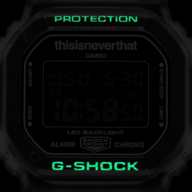 Im Dunkeln leuchtende Lünetten-Markierungen der Casio G-Shock DW-5600TNT-7, die in einer dunklen Umgebung grün erstrahlen.