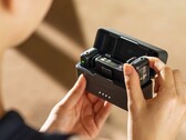 DJI packt zwei Mikrofone und einen Receiver in eine Ladehülle. (Bild: DJI)