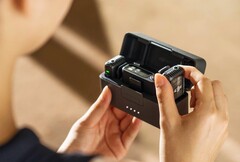 DJI packt zwei Mikrofone und einen Receiver in eine Ladehülle. (Bild: DJI)