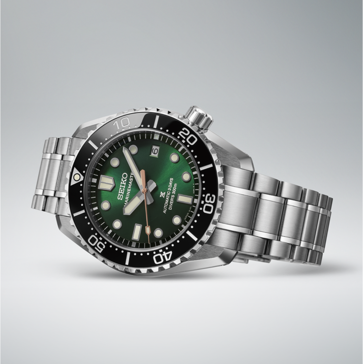 Die HBF003J1 zeigt ihr 42,6-mm-Edelstahlgehäuse, die schwarze Lünette, das grüne Zifferblatt und das integrierte Armband