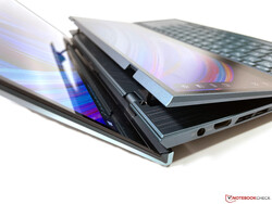 Der Mechanismus zum Anheben des Zweitdisplays ist sehr solide.