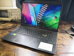Das Asus VivoBook 15 (2021) setzt mit seinem herausragenden 1080p-OLED-Panel einen neuen Display-Standard für Budget-Laptops