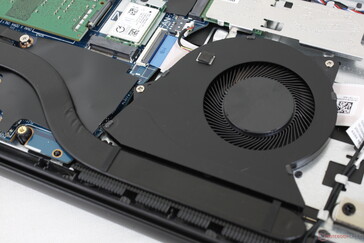 Die Kühllösung besteht aus nur einem ~45-mm-Lüfter und einer kurzen Kupfer-Heatpipe