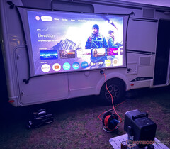 Der Nebula X1 von Anker taugt auch für den Außeneinsatz. (Bildquelle: Marcus Schwarten / Notebookcheck)