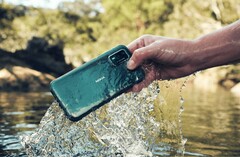 Das Nokia XR21 soll Stürzen aus 1,8 Metern und einen 80 Grad Celsius heißen Wasserstrahl mit 100 bar Druck widerstehen. (Bild: HMD Global)