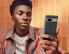 Das Google Pixel 7a gibts schon zum Launch wesentlich günstiger, dank mehrerer Aktionen. (Bild: Google)