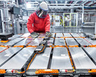 Der Audi e-tron wird im Audi-Werk Brussels gebaut, der Audi Q6 e-tron in Ingolstadt. Hier gezeigt: Endabnahme Kabelverlegung in der Batteriemontage in Brüssel.