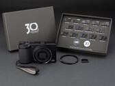 Das Ricoh GR IV 30th Anniversary Edition Kit wird mit speziellen Jubiläumsaccessoires und Ansteckpins geliefert.
