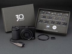 Das Ricoh GR IV 30th Anniversary Edition Kit wird mit speziellen Jubiläumsaccessoires und Ansteckpins geliefert.