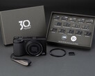 Das Ricoh GR IV 30th Anniversary Edition Kit wird mit speziellen Jubiläumsaccessoires und Ansteckpins geliefert.