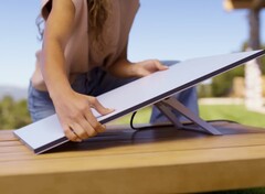 Das neue Starlink Standard-Terminal besitzt einen integrierten Kickstand. (Bild: SpaceX)