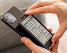 Mit einem 4,3 Zoll Display fällt der Xteink X4 Pro E-Reader extrem kompakt aus.