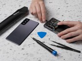 Samsung erweitert sein Ersatzteil-Angebot um Komponenten für das Galaxy S22 und das Galaxy Book Pro. (Bild: iFixit)