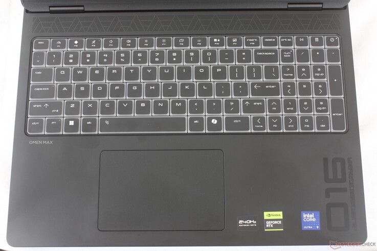 Das Clickpad arbeitet zuverlässig, ist aber im Verhältnis zum großen Gehäuse klein (~12,5 x 8 cm). Tastatur mit abgeschrägten Tasten und RGB-Beleuchtung pro Taste, ohne mechanische Optionen